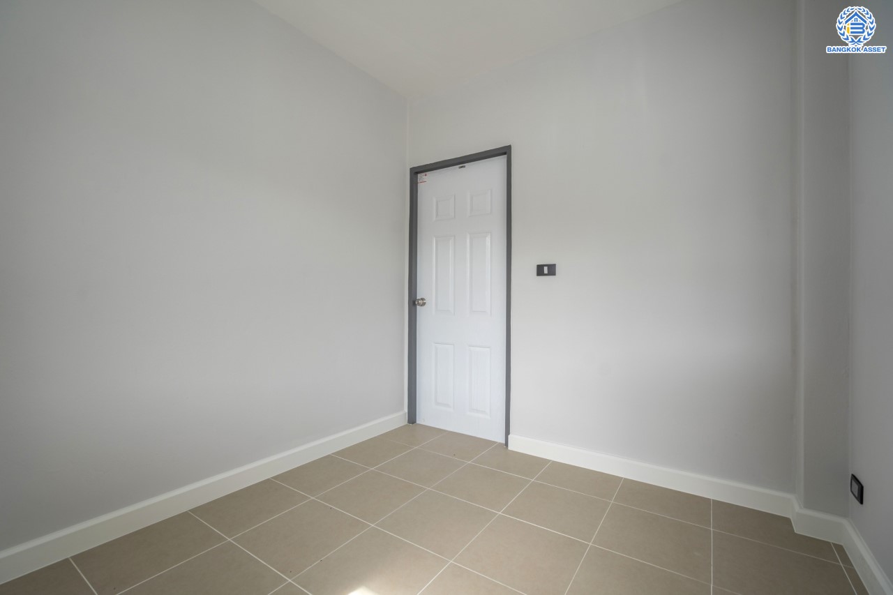 บ้านมือสองตกแต่งใหม่ ม.เมืองเอกประจิม พหลโยธิน87 ตกแต่งครบทุกฟังก์ชัน เนื้อที่ 200 ตร.ว. 3 ห้องนอน 5 ห้องน้ำ 1 ห้องรับรอง จอดรถได้ 3 คัน เชื่อมต่อทุกการเดินทาง ใกล้รถไฟฟ้าสายสีแดง "สถานีหลักหก"และทางด่วน "ศรีสมาน"